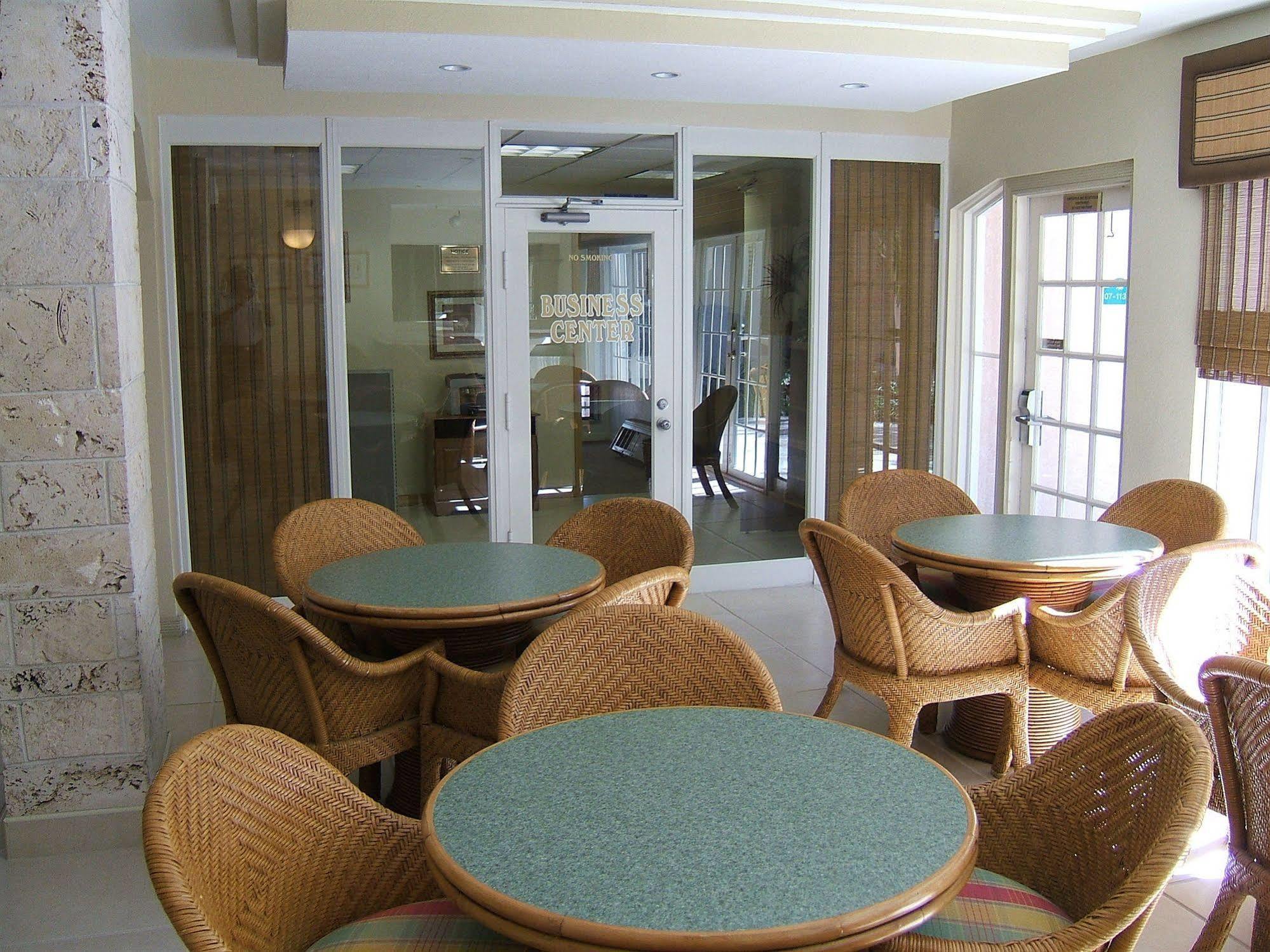 Castaways Resort And Suites Freeport Buitenkant foto